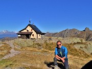 03 Bello salire al Rif. Benigni (2222 m) con vista in Orobie (Valletto) da un lato e in Alpi Retiche (Disgrazia) dall'altro